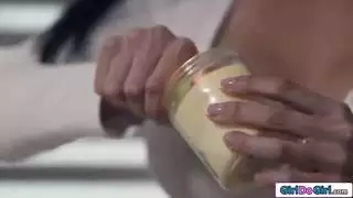 فيلم للكبار: الرجل الثقيل يداعب ويقبل الأثداء الكبيرة حتى تبلغ