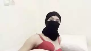 مراهقة محجبة تداعب بظرها وتفرك شفري فرجها الزلقة