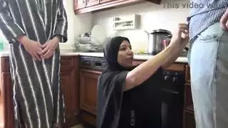 فتاة عربية تأخذ قضيبًا ضخمًا لزوجها المتلصص في مشهد إباحي