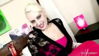 الشقراء العسلية تقدم كل شيء لتحصل على ترقية لرجلها