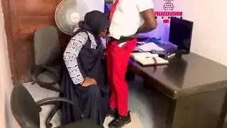 جلسة نيك صريح و مص عميق للمعلمة المحجبة مع الفصل