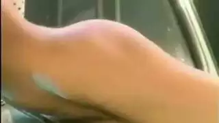 فتاة شقراء منتشرة على غطاء السيارة لجنس عنيف