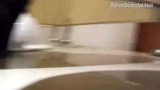 متلصص يتجسس على هزة جماع سائلة في مرحاض عام