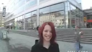 فتات تئن بصوت عال في مشهد جنس صريح