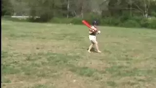 مدرب قذر يعلم ناشئًا مراهقًا درسًا إباحيًا على الملعب