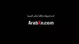 عاهرة خاضعة تستمتع بالحلق العميق والقذف على الوجه