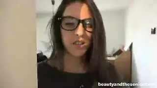 مراهقة ساخنة تمص قضيب صديقها بطريقة مبللة تجعله ينفجر