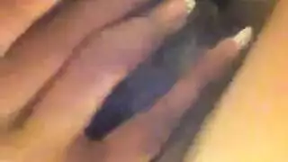 شاب شاب يعمل إصبعه في فرجها الصغير