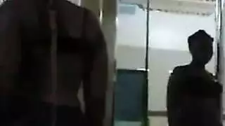 رجل خجول يأمل أن ينضم إليه جبهة مورو ساخنة ثلاثي من ثلاثة أشخاص بالبخار معه