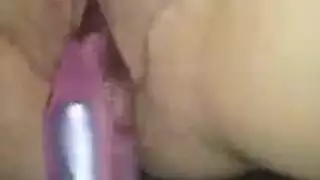 فارس صامت يخدم طاقم جماعي جائع