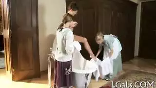 نساء ناضجات إباحيات: تلميع على الطاولة وصياح هزات الجماع