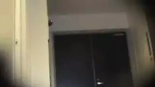 بعد أن عادت إلى المنزل من العمل، حصلت امرأة سمراء في سن المراهقة جميلة، من قبل أحد جيرانها