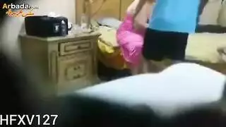 وحده بتستحما وهيا عريانه