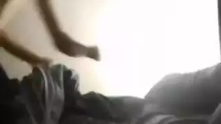 إباحية مدرسية: معلم يخلع ملابس تلميذة ممتلئة ويداعب شقها المشعر على المكتب