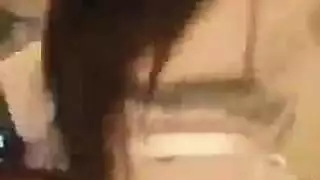 عاهرتان وقضيب واحد: مص مكثف مع عمل ثنائي