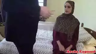 جميلة عربية غريبة تتوسل لجنس جماعي مع عدة رجال