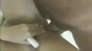 عاهرة صغيرة في جوارب نايلون تُهيمن عليها في إباحية صريحة