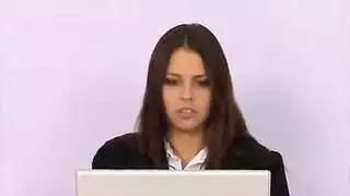 عاهرات مراهقات تتنافسن على ركوب قضيب زميلهن في هذا المشهد الإباحي