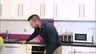 يتجسس علي جارته ثم يغتصبها
