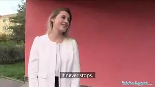 عاهرة فاخرة: الفتاة الجميلة تطالب بالدولار لأفعال قذرة