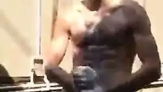 نقطة جي سبوت الخاصة بها تُلعق من شاعر في جنس صريح خشن