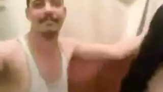 شاب يمارس الجنس بقوة مع امرأة أكبر، يتحسس أثداءها الكبيرة بعمق