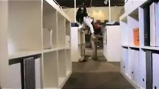 عاهرة المكتب تُدفع بقوة على مكتب المدير