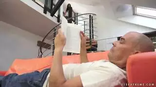 تبلع قضيبه بعمق ثم تأخذ ضرباً وحمولة من المني بالداخل