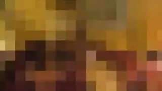 امرأة عربية ناضجة بثديين ضخمين في حفلة جنس جماعي