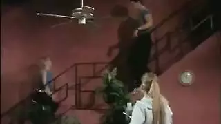 فتاة سمراء نحيفة تتعرض للإيلاج الشديد ببظرها وفتحتها