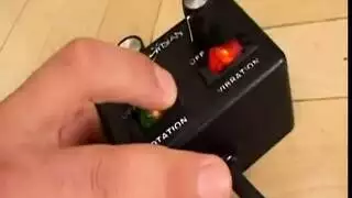 تبلغ ذروتها بقوة بينما يضخ قضيب سميك بين أثدائها الضخمة كنجمة إباحية