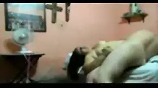 الأم المثيرة تعطي صديق ابنها متعة الإيلاج المزدوج