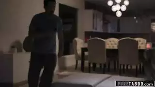 خيال ثلاثي: أنجيلا وايت تشاهد، تلمس نفسها، ثم تنضم لممارسة جنس جماعي