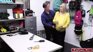 مص قضيب الضابط يؤدي إلى جلسة جنس شديدة