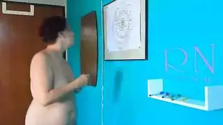 فنانون ديسي عراة: رسم ماندالا مثيرة مع أنغام جنسية