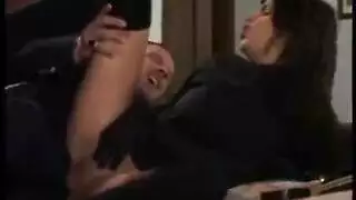 عاهرة سمراء تحب الجنس الجماعي العنيف في استوديو أفلام للكبار صغير