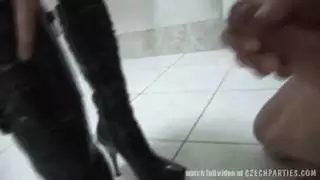 يلعب بكسها الوردي وهي نايمه وينيكها بدون ماتحس