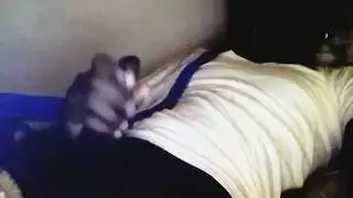 استمناء ذكري منفرد يظهر قضيبًا أسودًا غليظًا