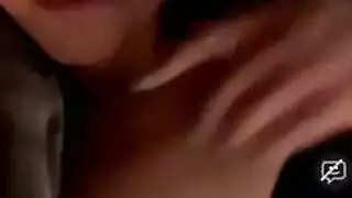 فتاة البيكيني ذات المؤخرة الكبيرة تمص قضيب صديقها بعمق