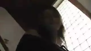 استعراض وقح بالملابس الداخلية: سروال داخلي مخلوع وجوارب مرفوعة لتصوير إباحي