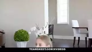 فتاة شقراء تبتلع قضيبًا كبيرًا وقاسيًا بعمق