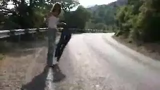 الشاب الروسي يستسلم ويركب عضواً ضخماً