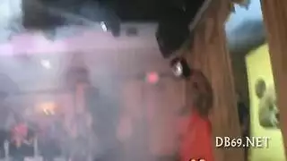 زوجة هاوية تحب القضيب الضخم الذي يمدد فرجها الضيق