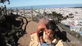 ساتان وجوارب: مشهد شرجي في حديقة عامة