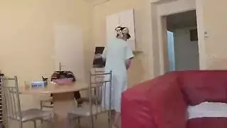 يصارع بت عمه