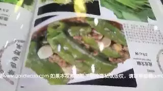 صديقة صغيرة يتم تداولها وضربها من قبل الحمقى