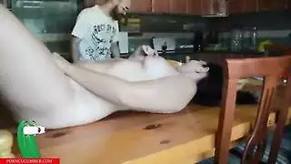 ضرب بقضيب اصطناعي آلي في فيلم إباحي صريح