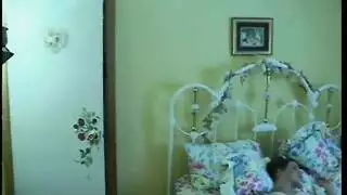 جمال نائم يتم اغتصابه بقضيب الأب في فعل محرم صريح