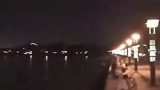 حلمات صلبة تبرز من خلاله، وهي مثارة للقمة مقطع إباحي صريح