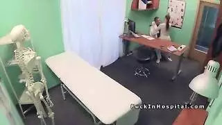 مفلسة ومثيرة تسمح للطبيب بمضاجعتها كدفعة